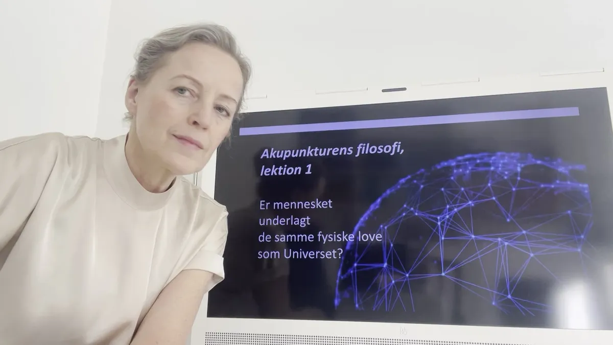 Anne Marie Bering ved undervisning i akupunkturens filosofi