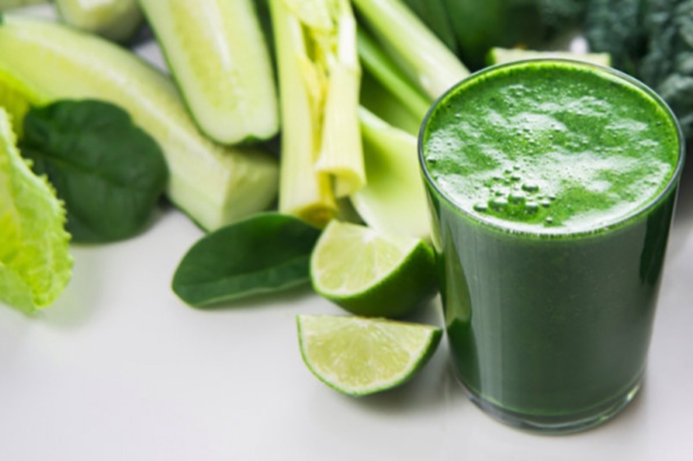 Friskpresset grøn juice med spinat og urter