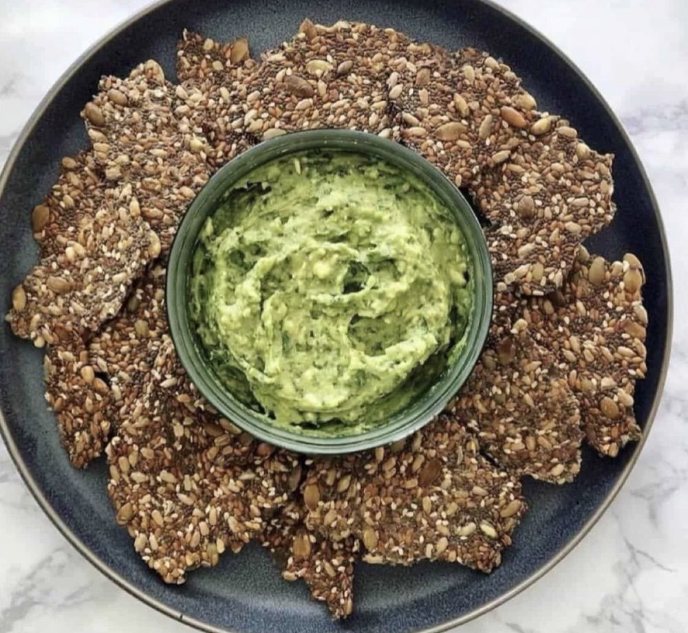Hjemmebagte fuldkornscrackers med urtecreme af avocado
