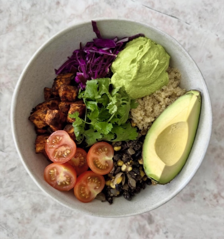 Buddha bowl med rodfrugter, grønt og frø