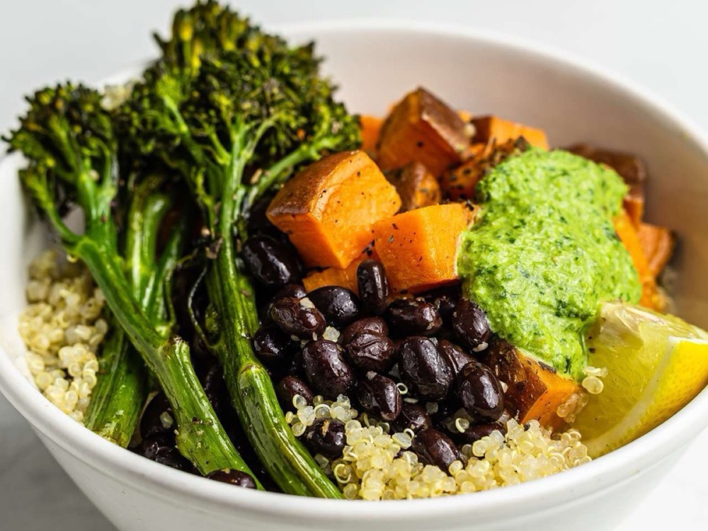 Buddha bowl med årstidens grøntsager